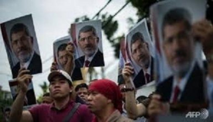 ماليزيون يتظاهرون تنديدا بالانقلاب العسكري.. ويدعون المعتصمين إلى الثبات