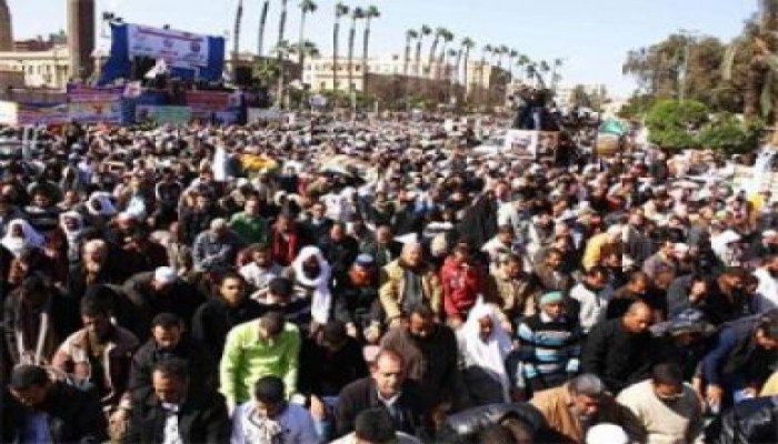 توافد الآلاف على معتصمي ميدان النهضة