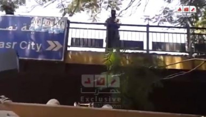 ضابط لأحد الصحفيين بمسيرة النساء: "ممنوع التصوير القناصة هيقتلوك" (متلفز)