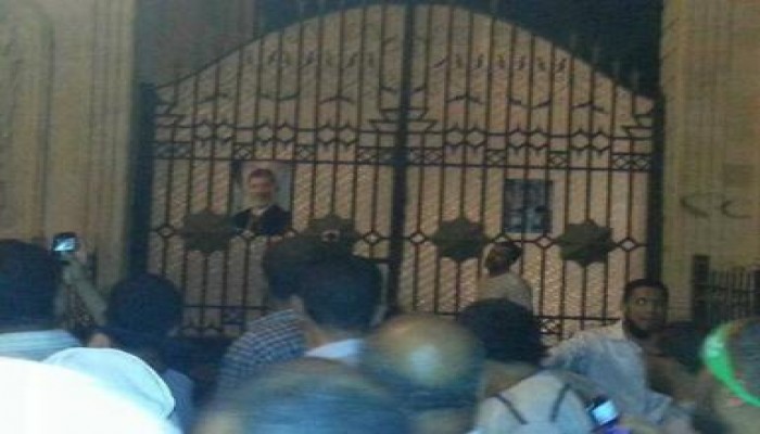 مؤيدو الشرعية يحاصرون مبني المخابرات الحربية ويعلقون صور الرئيس علي بواباته