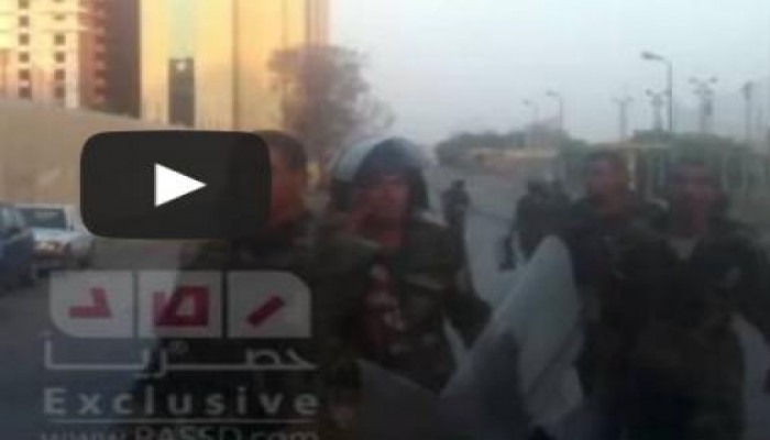 مسرب ... جنود الشرطة العسكرية بعد انتهائهم من مذبحة الحرس : غرقنا الشارع دم (متلفز)