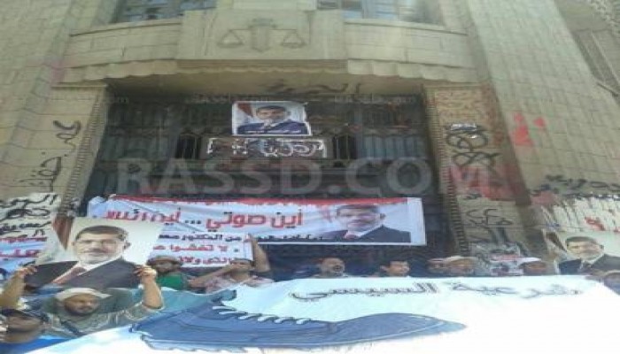 الحشود تتزايد أمام دار القضاء وصور الرئيس مرسي على البوابة الرئيسية (صور)