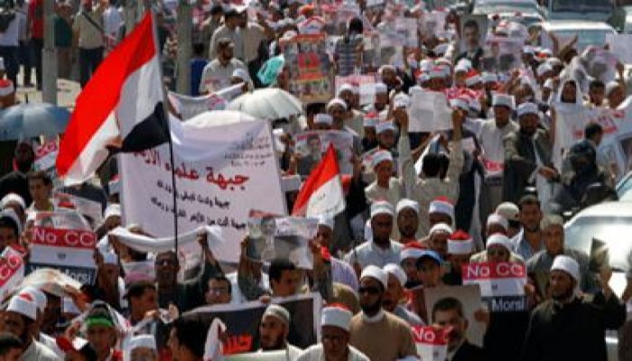 عشرات الآلاف في مسيرة من مسجد النور في طريقها لوزارة الدفاع