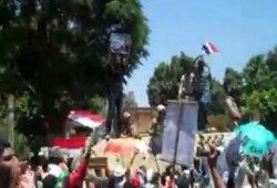 بالفيديو حرائر بني سويف يرفعن  علم مصر وصور الرئيس مرسي علي مدرعات الجيش