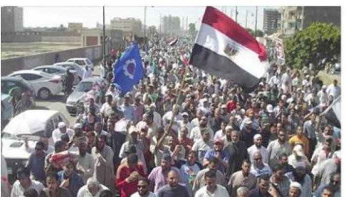 المتظاهرون يحاصرون مبني  أمن الدولة السري بالإسكندرية