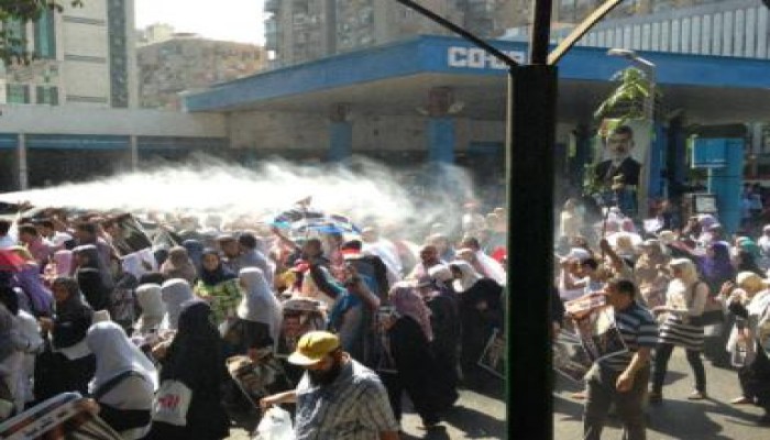 مؤيدو الرئيس ومحطة البنزين .. (صورة وتعليق)