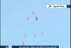 بالفيديو طائرات الجيش ترمي بالأعلام علي ثوار مصر برابعة والثوار يردون ارحل يا سيسي