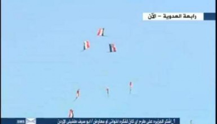 بالفيديو طائرات الجيش ترمي بالأعلام علي ثوار مصر برابعة والثوار يردون ارحل يا سيسي