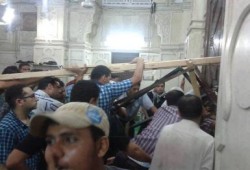 محاولات مستميتة  من البلطجية لاقتحام مسجد القائد ابراهيم لقتل المحتمين بداخله