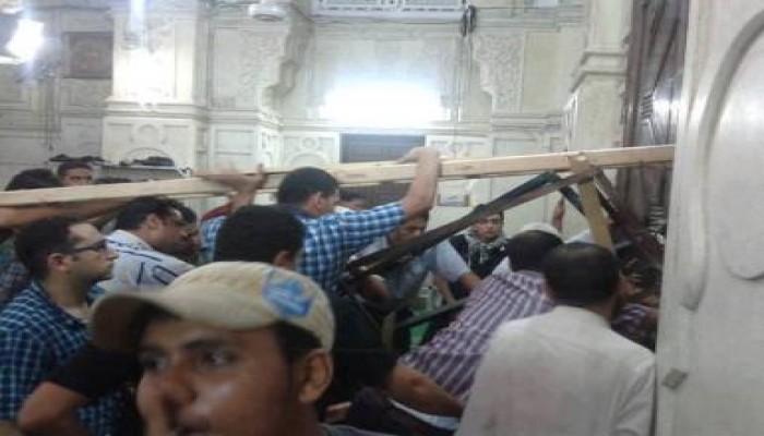 محاولات مستميتة  من البلطجية لاقتحام مسجد القائد ابراهيم لقتل المحتمين بداخله