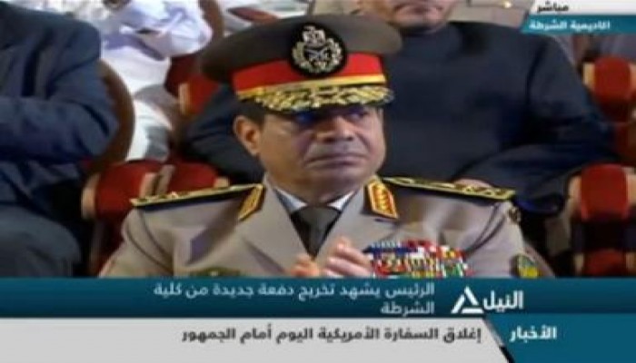 في حفل تخرج كلية الشرطة: الرعب يملأ قلب السيسي ويظهر في قسمات وجهه.. ووزير داخليته يتلعثم