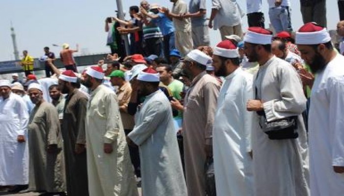 بالصور علماء الأزهر ينتفضون ضد شيخه لتفويضه السيسي بعمل مذبحة المنصة