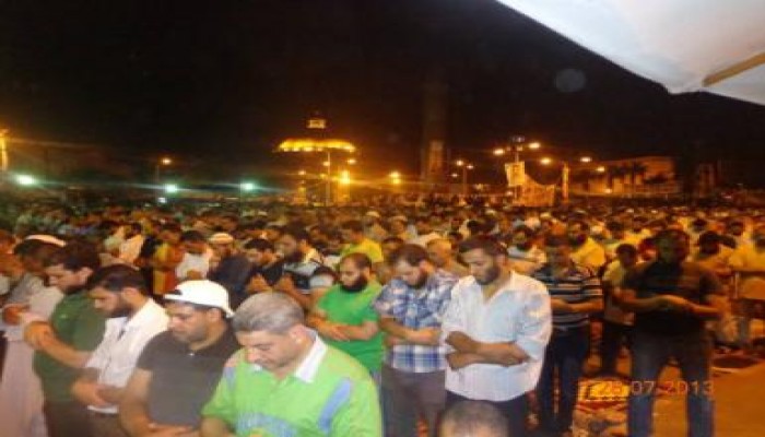 مئات الآلاف يؤدون صلاة القيام فى ميدان النهضة