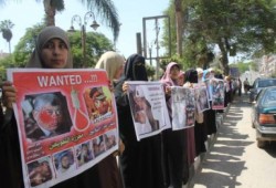 بالفيديو .. سلسلة بشرية نسائية في طنطا تنديدا بمجزرة المنصة