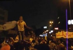 بالفيديو الالتراس يشعل وقفة مديرية أمن الجيزة  بالهتفات ضد الانقلاب العسكرى ودعم مرسى