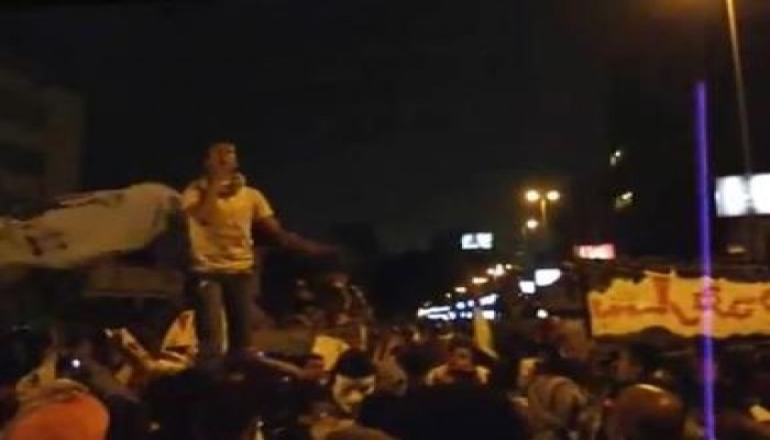 بالفيديو الالتراس يشعل وقفة مديرية أمن الجيزة  بالهتفات ضد الانقلاب العسكرى ودعم مرسى