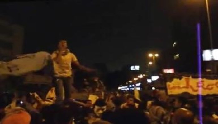 بالفيديو الالتراس يشعل وقفة مديرية أمن الجيزة  بالهتفات ضد الانقلاب العسكرى ودعم مرسى