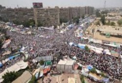 أهالي رابعة للخائن السيسي : سنحمي المعتمصين بصدورنا