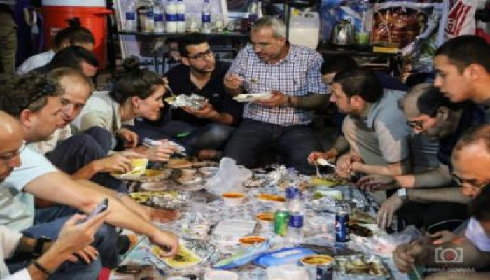 وفد من الصحافة العالمية في جولة وافطار بميدان رابعة العدوية (صور)