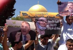 في المسجد الأقصى .. صور الشهداء والشرفاء ترتفع في ساحته