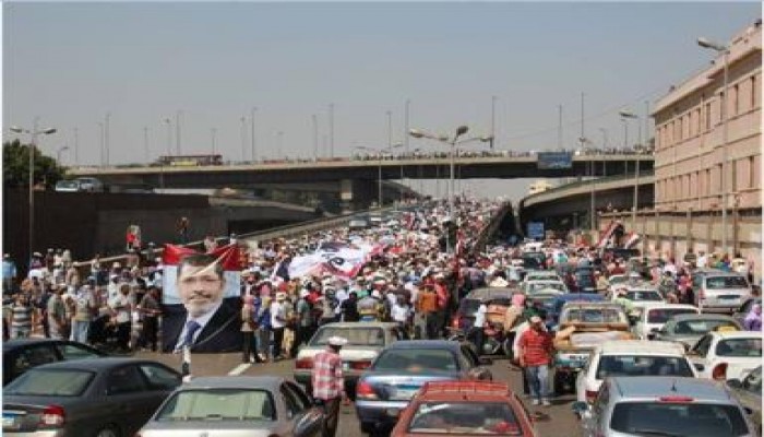 انضمام مسيرة حاشدة الان الى المتظاهرين فى شارع صلاح سالم