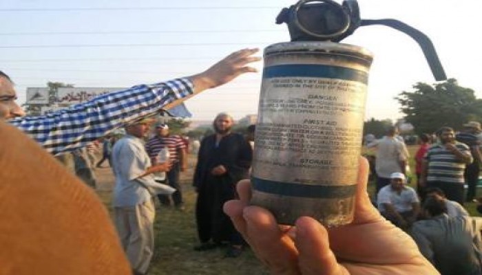 الشرطة تطلق قنابل الغاز على المتظاهرين أمام الإنتاج الإعلامي وحالات اختناق وإصابات