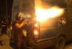 مدرعات الشرطة تطلق قنابل الغاز على المتعصمين أمام الإنتاج الإعلامي