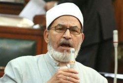 عسكر : يطالب المعتصمين بأن يظلوا ثابتين على موقفهم ملتزمين بسلميتهم