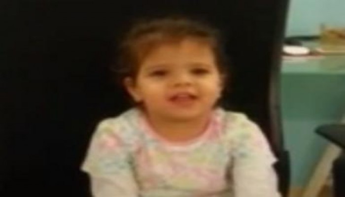 طفلة صغيرة تحفظ و تردد كلمات السيد الرئيس محمد مرسي " فيديو "