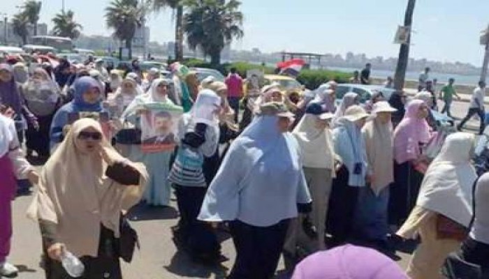 الالاف من سيدات الاسكندرية في مسيرات مؤيدة للشرعية