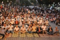 تركيا ترفع  شعار"كل ميادين تركيا – "رابعة"