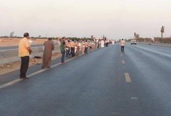 سلسلة بشرية بالمنوفية بطول 5 كيلو لرفض الانقلاب العسكرى