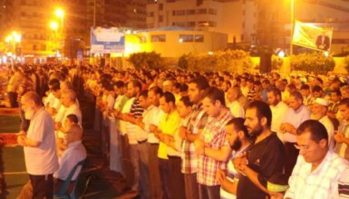 الآلاف يقيمون صلاة التراويح أمام القرية الأوليمبية بالمنصورة في مليونية ليلة القدر