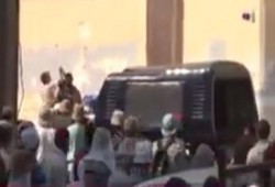 بالفيديو .. مؤيدي الرئيس مرسي يحمون سيارة شرطة رغم ممارسات الداخلية ضدهم