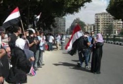 وقفة احتجاجية لأهالي معتقلي الانقلاب امام مكتب نائب عام الانقلاب