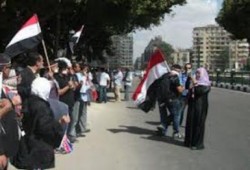 وقفة احتجاجية لأهالي معتقلي الانقلاب امام مكتب نائب عام الانقلاب