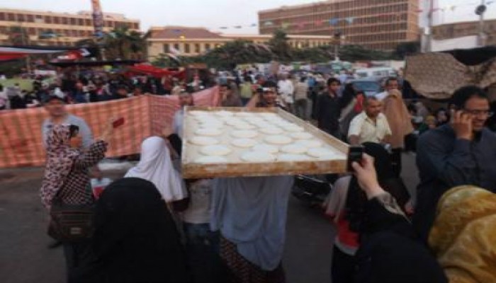 نساء يدشن حركة كعك العيد في ميدان رابعة