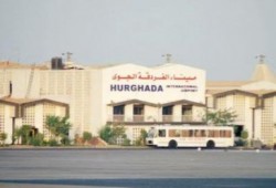 سلسلة بشرية امام مطار الغردقة الدولي تنديدا بالانقلاب العسكري