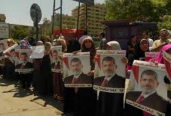 سلاسل بشرية أمام مقر المحكمة الدستورية للمطالبة بعودة الرئيس إلي منصبه