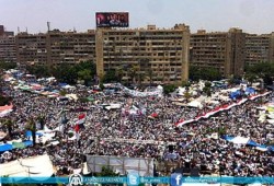أمن "رابعة" يتصدى لبلطجية حاولوا إزالة الحواجز القريبة من المنصة