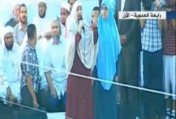 زوجة السيد الرئيس محمد مرسي ونجلته على منصة ميدان رابعة العدوية الآن