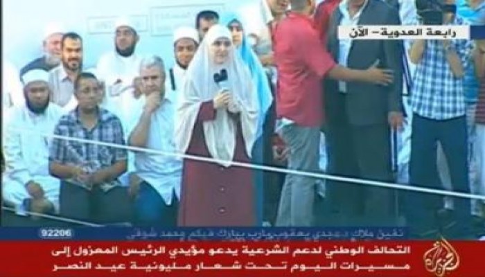 بالفيديو زوجة الرئيس مرسي على منصة رابعة