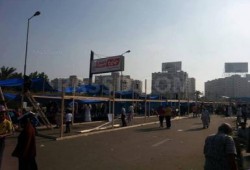 المعتصمون في رابعة العدوية يبدأون في نصب الخيام بالقرب من النصب التذكاري
