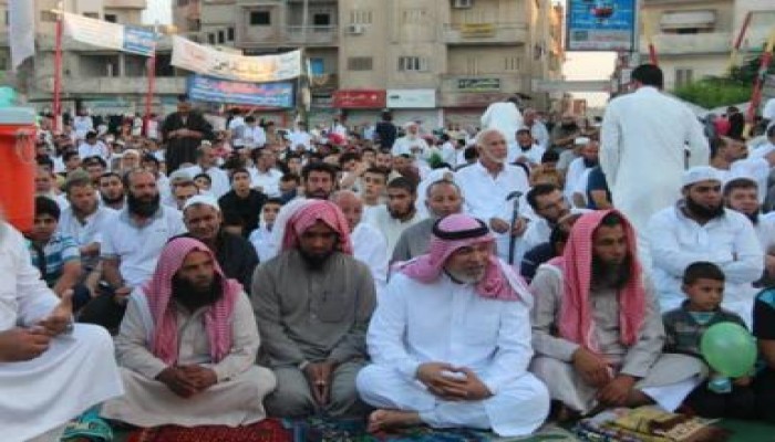 أهالي سيناء  يؤدون صلاة العيد مع مؤيدي الشرعية بمقر اعتصامهم أمام مسجد النصر بالعريش