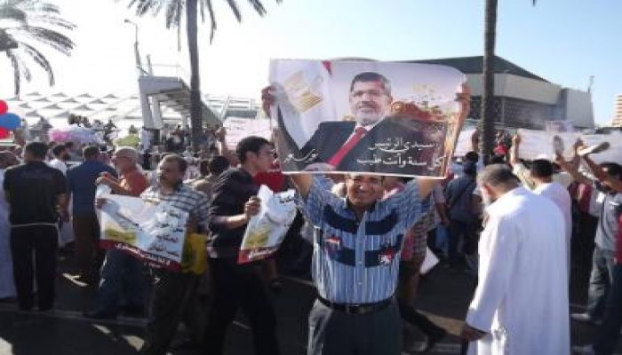 "معايدة" لمؤيدي الرئيس  أمام مكتبة الأسكندرية (صور)