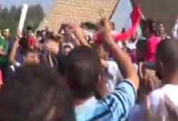 بالفيديو .. تظاهر مؤيدي الشرعية أمام النصب التذكاري رغم وجود العسكر والشرطة