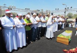 أحد سكان رابعة يطلب من المعتصمين صلاة الجنازة علي والده