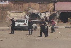 بالفيديو بلطجية الداخلية تطلق الخرطوش وقنابل الغاز علي مسيرة لمؤيدي الشرعية بالفيوم