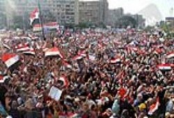 توافد مكثف من المتظاهرين وأسرهم على ميدان رابعة في ثالث ايام العيد