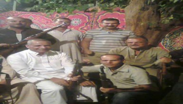 نشطاء يتداولون صورة للاعلامي أحمد موسى عميل امن الدولة وهو ممسك بالسلاح وسط مسجلين خطر